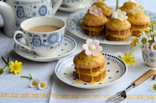 Mothering Sunday and Blue & White China: Little Victoria Lemon Daisy Cakes Recipe